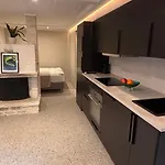 Modern Newly Renovated Apartment With Private Pool & Sauna Apartamento