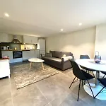 Pool & Sauna Retreat - Private 아파트