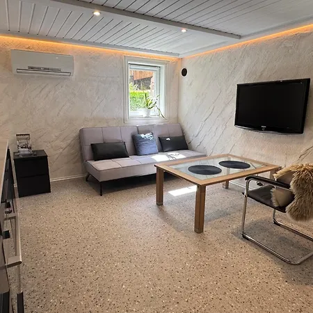 Pool & Sauna Retreat - Private Lejlighed